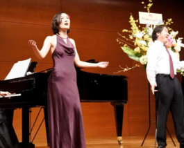 年に1回、東京芸術劇場などの本格的な舞台で発表会を行っています 年に1回、東京芸術劇場などの本格的な舞台で発表会を行っています